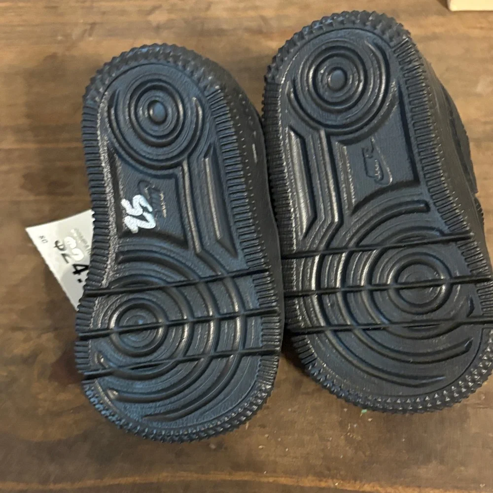 Nike Kids All-Black Sneakers - Picture 3 of 4